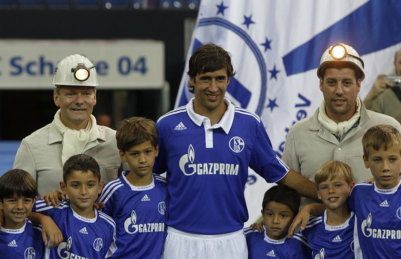 El ex-madridista ha posado con varios niños y dos mineros en la presentación
