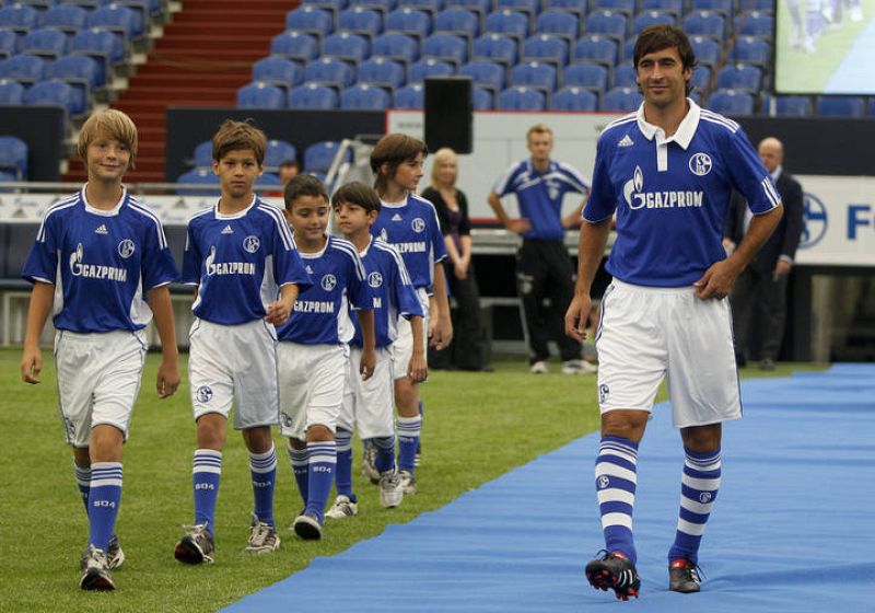 El jugador madrileño se ha enfundado su nueva camiseta y ha posado con varios niños