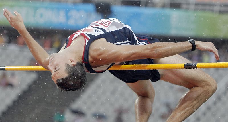 El atleta británico Tom Parsons durante uno de sus saltos en la final de salto de altura.