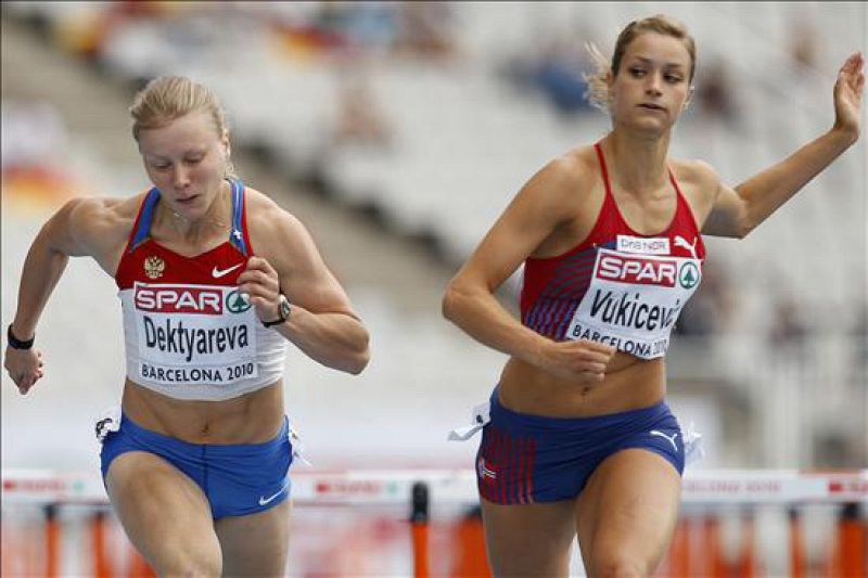 La atleta rusa Tatyana Dektyareva (izda) y la noruega Christina Vukicevik (dcha) durante su participación en la cuarta serie de la prueba de 100 m vallas en el Campeonato de Europa de Atletismo Barcelona 2010.