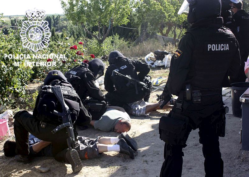 Agentes de la Policía Nacional reducen a algunos de los detenidos