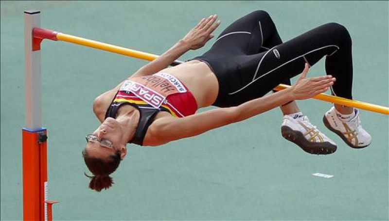 La atleta belga Tia Hellebaut durante uno de sus saltos en la clasificación de salto de altura en el Campeonato de Europa de Atletismo Barcelona.
