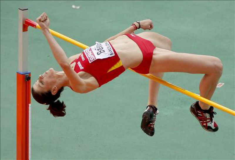 La atleta sepañola Ruth Beitia durante uno de sus saltos en la clasificación de salto de altura en el Campeonato de Europa de Atletismo Barcelona.