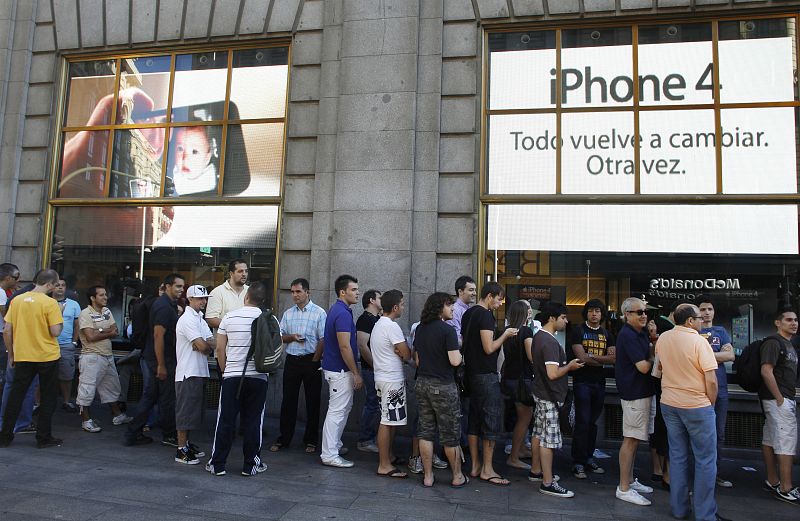 Colas en la tienda de Telefónica en Madrid para adquirir el iPhone 4