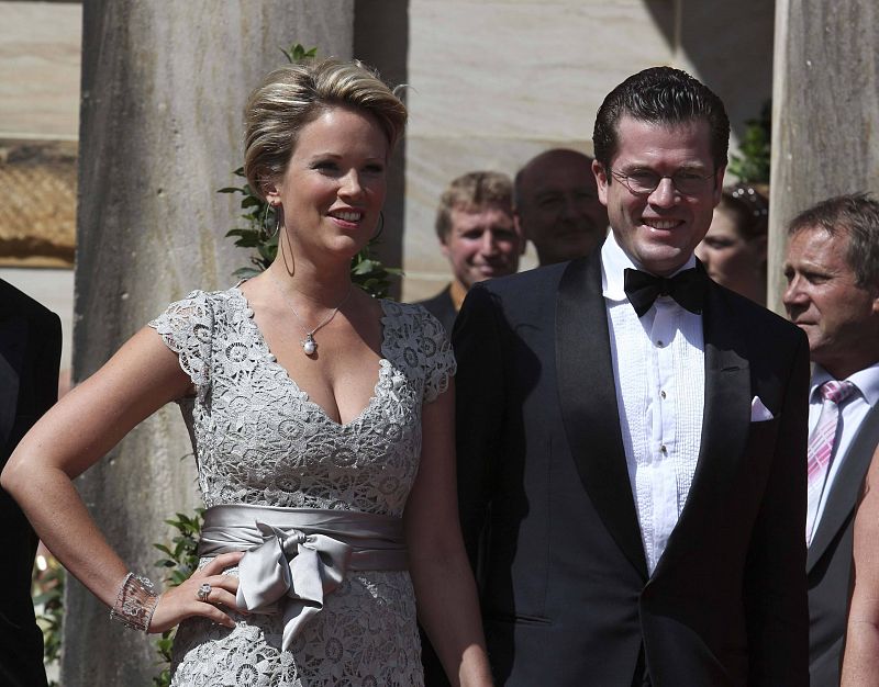 El Ministro alemán de defensa y su mujer llegan a la alfombra roja de Bayreuth