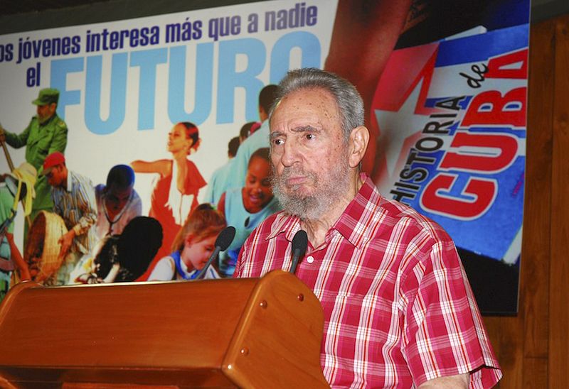 El ex presidente cubano, Fidel Castro, asiste a una reunión con jóvenes cubanos en La Habana.