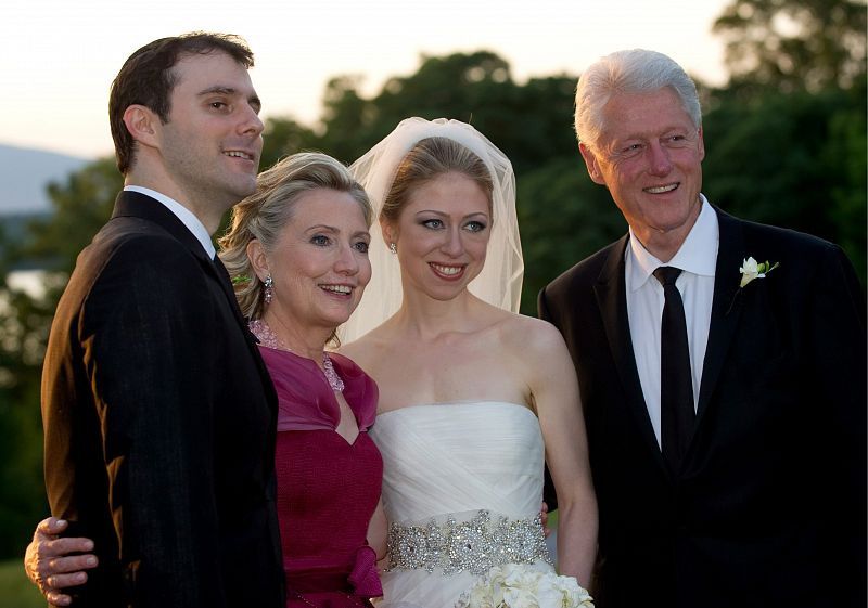 Chelsea Clinton y Marc Mezvinsky, recién casados, junto a los orgullosos padres de la novia, el ex presidente de EE.UU., Bill Clinton y la actual secretaria de Estado, Hillary Clinton.