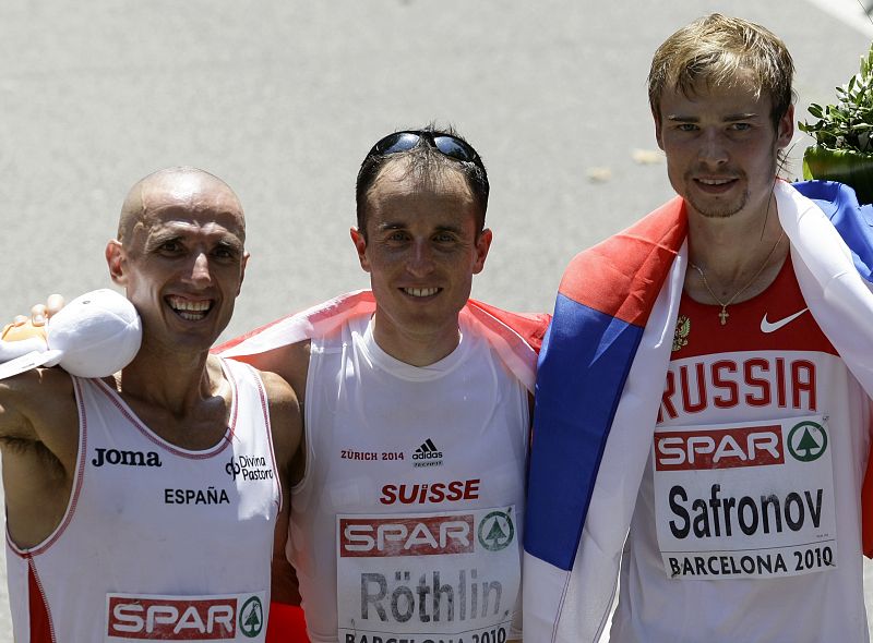 Medallists pose after winning men's marathon final at European Athletics Championships in Barcelona