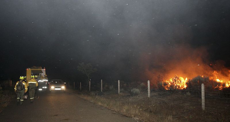 Extreman vigilancia por la noche en incendio de Arribes