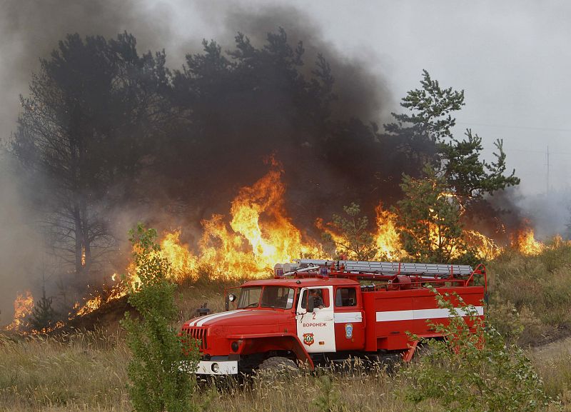 Un camión de incendios junto a uno de los focos activos en Rusia.