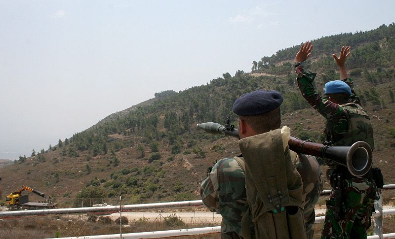 Un soldado de la UNIFIL, la misión de la ONU en el sur del Líbano hace un gesto junto a un soldado libanés