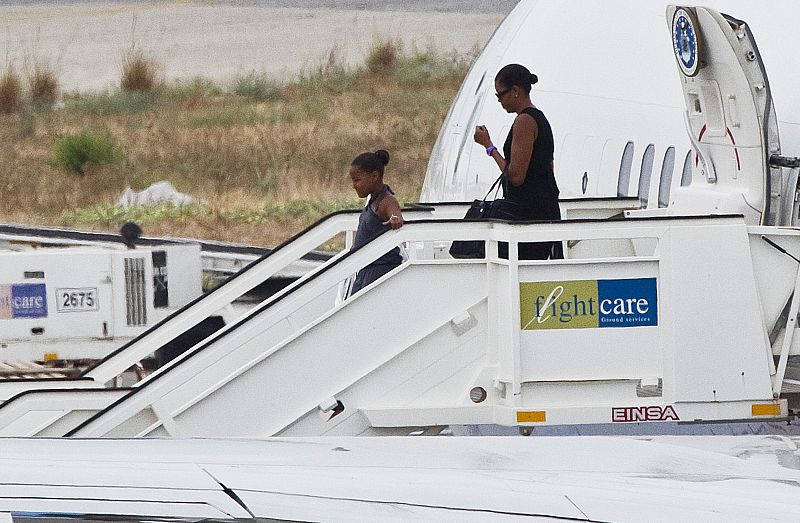 La primera dama de Estados Unidos, Michelle Obama junto a su hija Sasha, a su llegada del aeropuerto de Málaga.