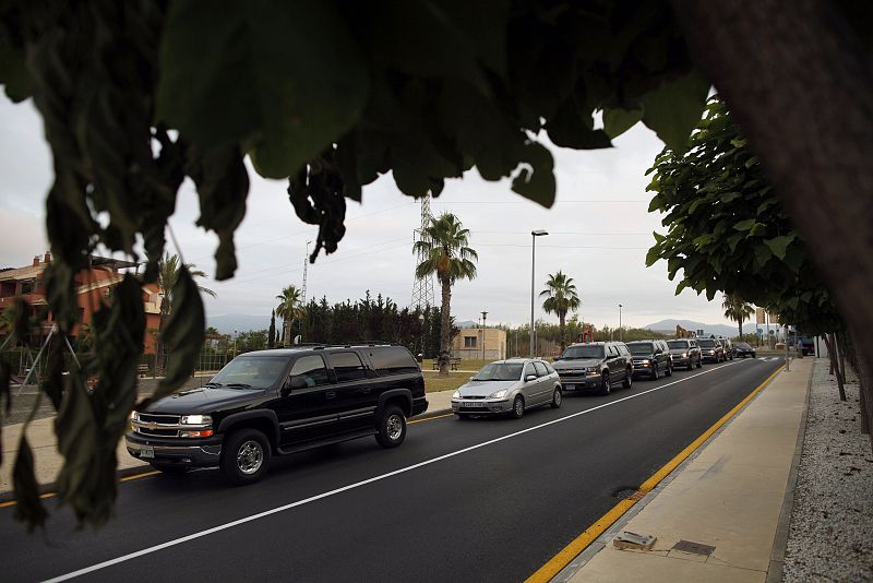 El convoy de coches de seguridad espera a la entrada del Hotel Villa Padierna, cerca de Marbella, donde Michelle Obama y su hija Sasha pasarán unos días de vacaciones.