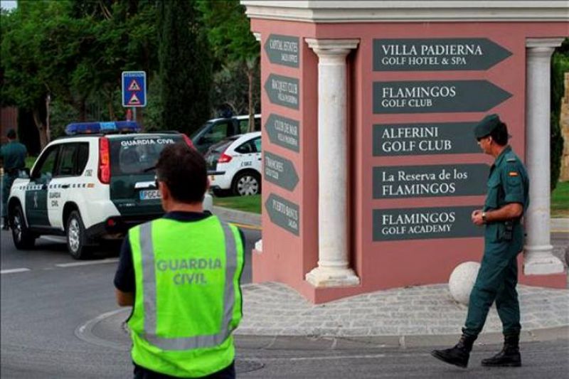 La Guardia Civil controla los accesos del hotel Villa Padierna de la localidad malagueña de Benahavís, donde ya está alojada Michelle Obama, mujer del presidente de Estados Unidos.