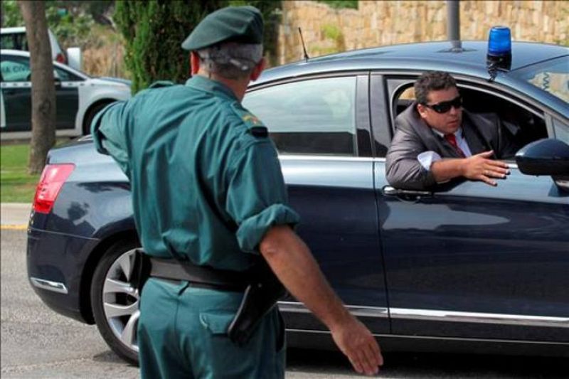 Llegada del convoy de coches donde se desplaza Michelle Obama al hotel Villa Padierna de la localidad malagueña de Benahavís.