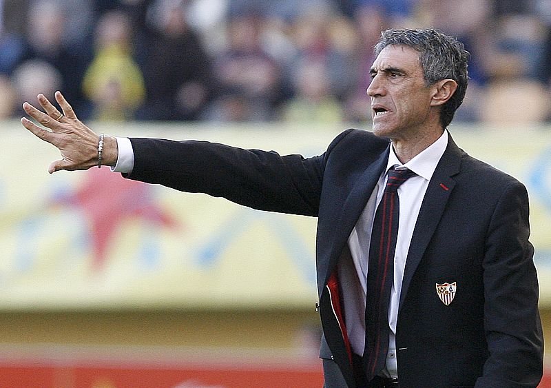 Sevilla's new coach Alvarez shouts orders to his players during their Spanish first division soccer match in Villarreal