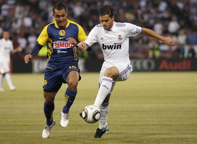 El centrocampista del Real Madrid, Fernadno Gago, conduce el balón ante un jugador del América durante el primer partido de la pretemporada, disputado en San Francisco