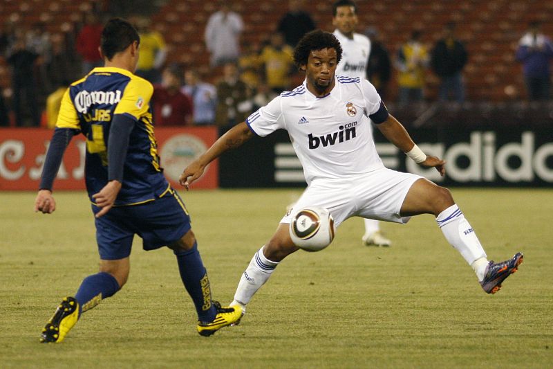 El lateral izquierdo del Real Madrid, Marcelo, intercepta un pase a un jugador del América durante el primer partido de pretemporada disputado en San Francisco