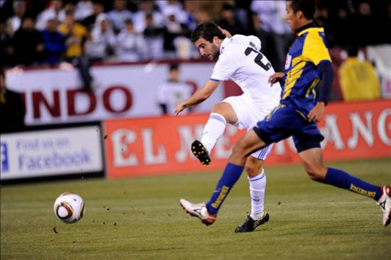 El jugador mexicano del América Armando Sánchez intenta parar un lanzamiento a puerta del argentino del Real  Madrid Gonzalo Higuaín durante el partido amistoso disputado entre ambos equipos en el Candlestick Park de San Francisco, California. El e