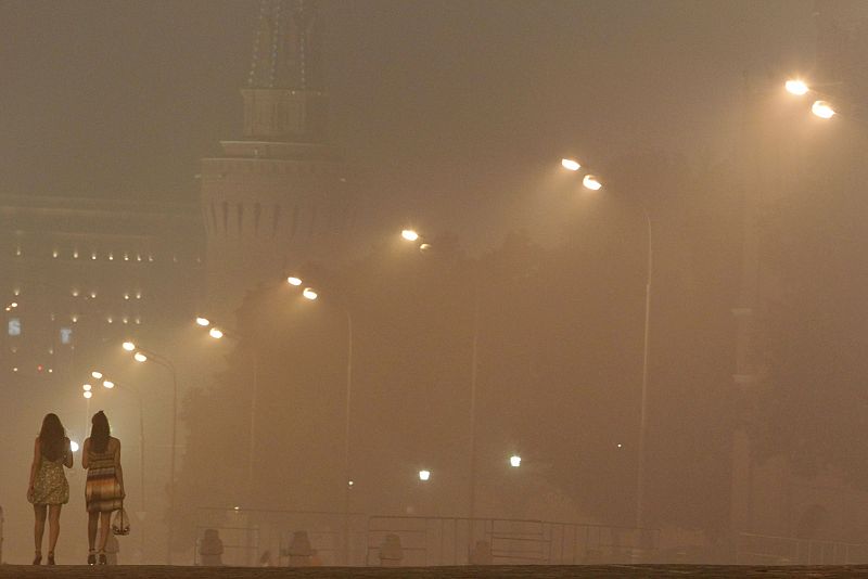 Ni las luces consiguen esclarecer las inmediaciones del Kremlin debido a la nube de humo y polvo