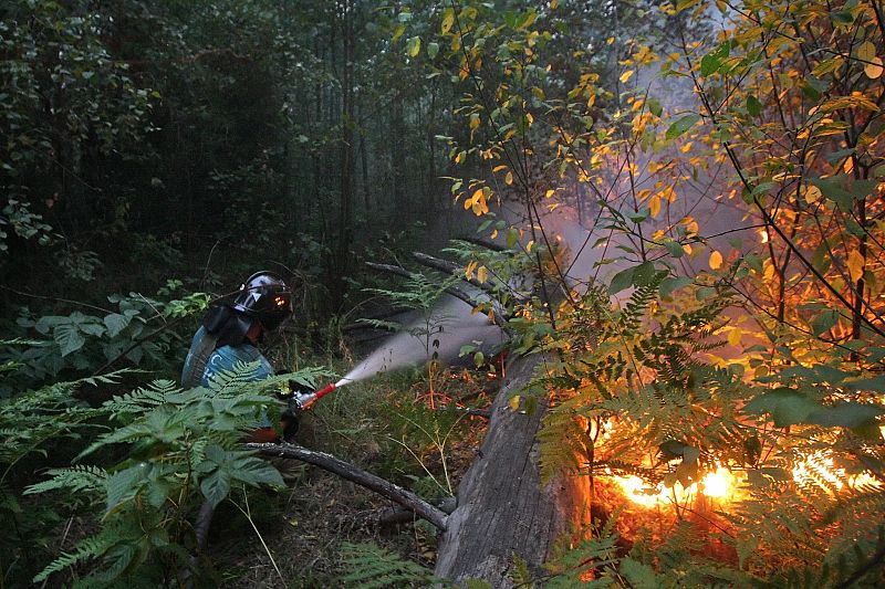 Las labores de extinción no cesan