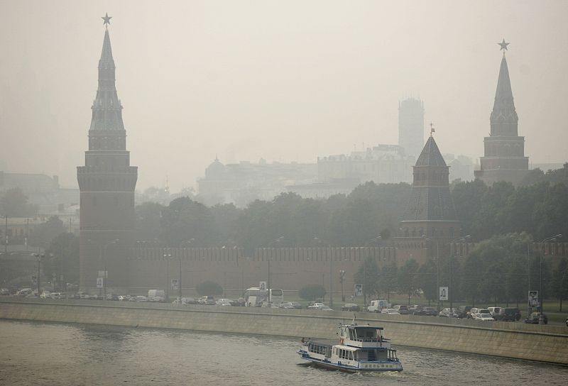 Un barco circula por el río de Moscú Moskva cubierto de humo