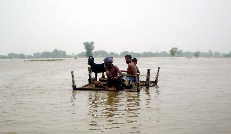 SOLDADOS PAQUISTANÍES EVACUAN A VÍCTIMAS DE LAS INUNDACIONES