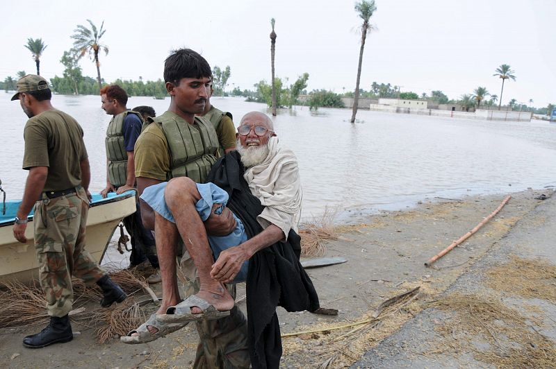 SOLDADOS PAQUISTANÍES EVACUAN A VÍCTIMAS DE LAS INUNDACIONES