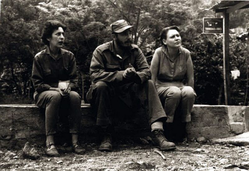 Castro con las guerrilleras Celia Sánchez y Haydée Santamaría