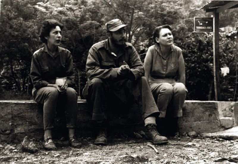 Castro con las guerrilleras Celia Sánchez y Haydée Santamaría