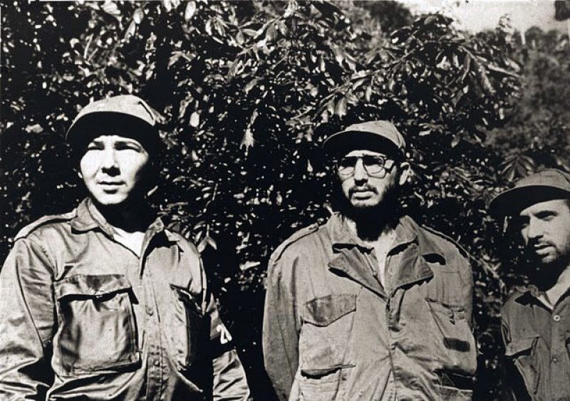 El ex presidente cubano junto a su hermano Raúl Castro en 1958