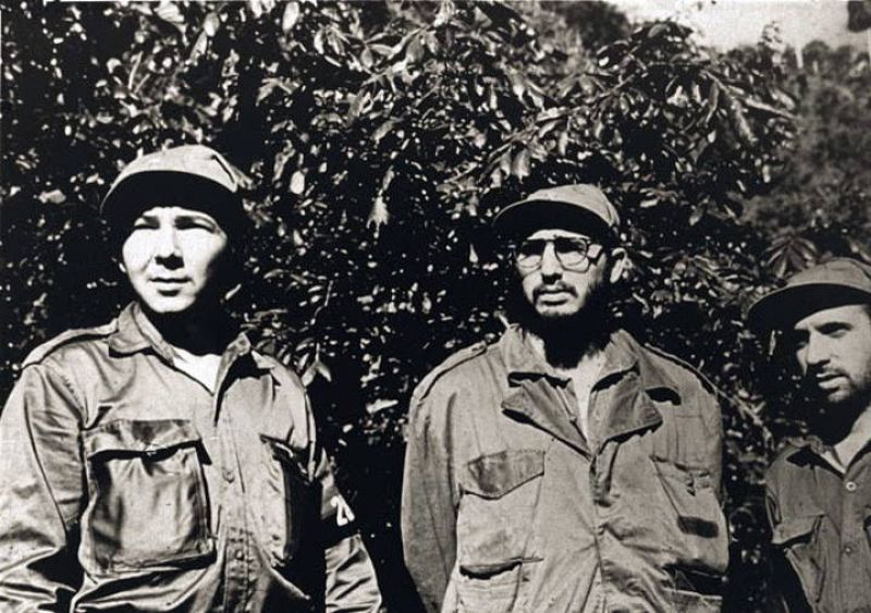 El ex presidente cubano junto a su hermano Raúl Castro en 1958  