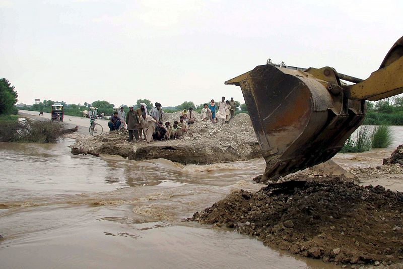 Varias personas esperan a ser evacuadas en de Tank, pueblo de la provincia de Khyber-Pakhtunkhwa.