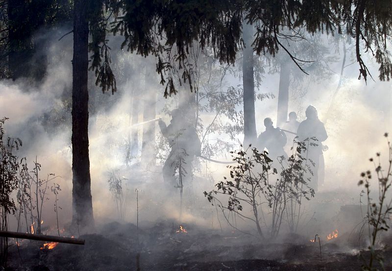 UN EJÉRCITO DE BOMBEROS Y VOLUNTARIOS CONTINÚA LA BATALLA CONTRA DE FUEGO