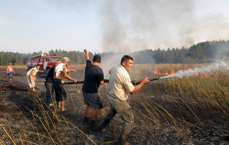 UN EJÉRCITO DE BOMBEROS Y VOLUNTARIOS CONTINÚA LA BATALLA CONTRA DE FUEGO