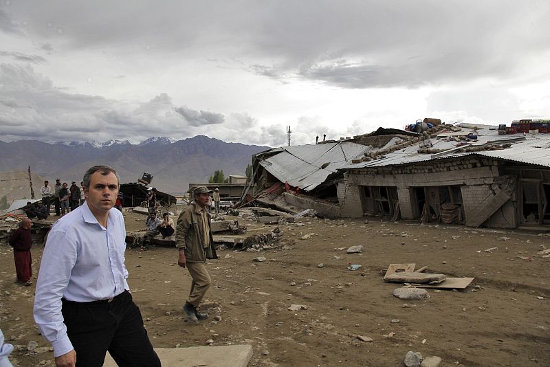 El primer ministro de Cachemira, Abdullah inspecciona los daños tras la