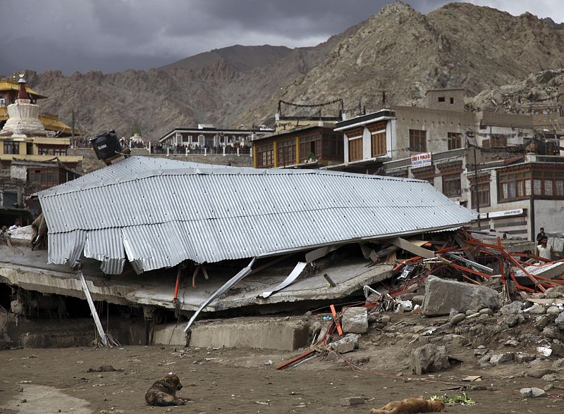 Casas derrumbadas tras las inundaciones repentinas en Leh