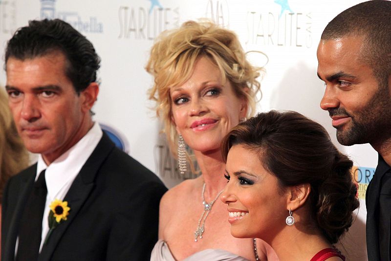 El actor Antonio Banderas, las actrices Melanie Griffith y Eva Longoria y el jugador de baloncesto Tony Parker, a su llegada a la gala "Starlite".