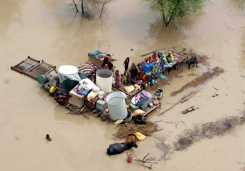 ENTREGA DE AYUDA A DAMNIFICADOS POR LAS INUNDACIONES