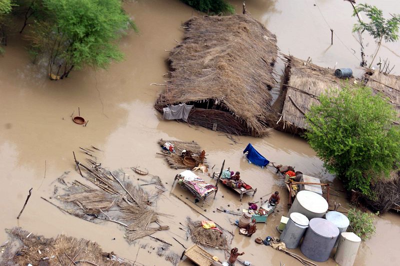 EJÉRCITO PAQUISTANÍ EVACÚA A VÍCTIMAS DE LAS INUNDACIONES