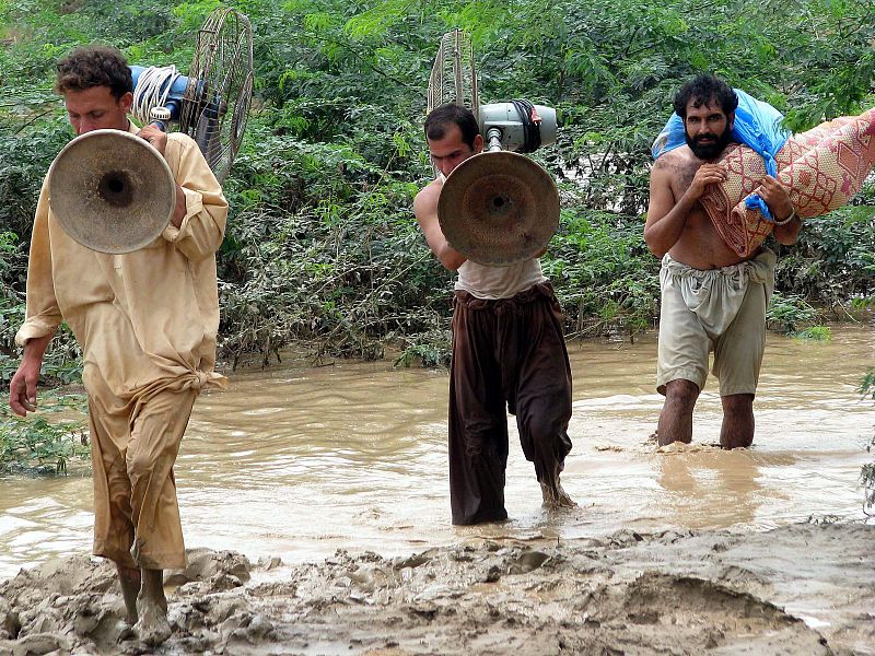 DISTRIBUCIÓN DE AYUDA ENTRE DAMNIFICADOS DE LAS INUNDACIONES