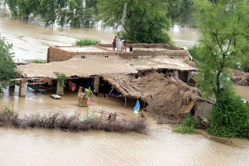 EJÉRCITO PAQUISTANÍ EVACÚA A VÍCTIMAS DE LAS INUNDACIONES