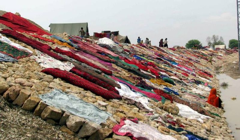 DISTRIBUCIÓN DE AYUDA ENTRE DAMNIFICADOS DE LAS INUNDACIONES