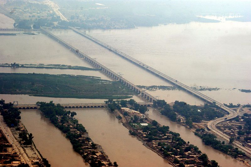 EJÉRCITO PAQUISTANÍ EVACÚA A VÍCTIMAS DE LAS INUNDACIONES