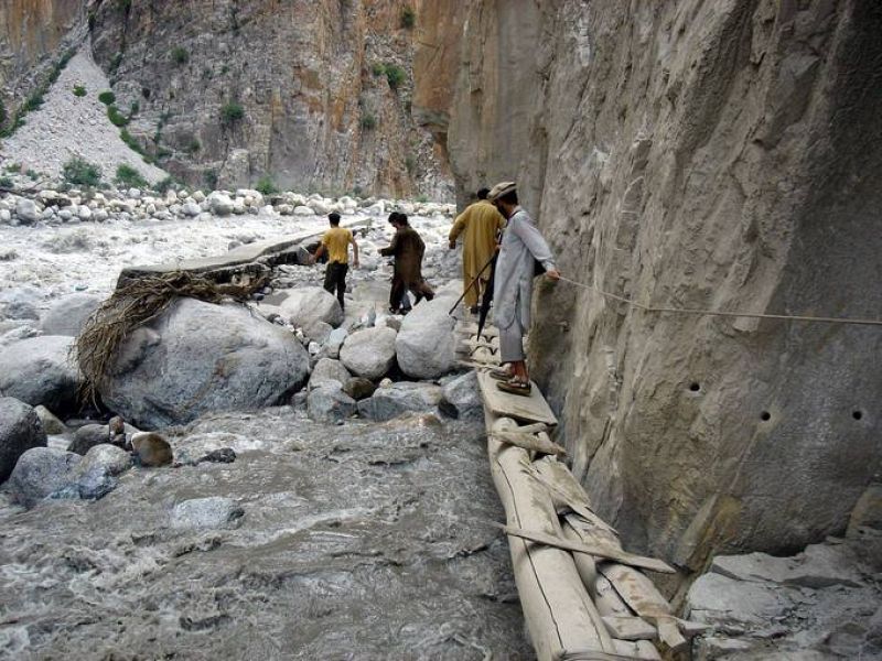 ENTREGA DE AYUDA A DAMNIFICADOS POR LAS INUNDACIONES