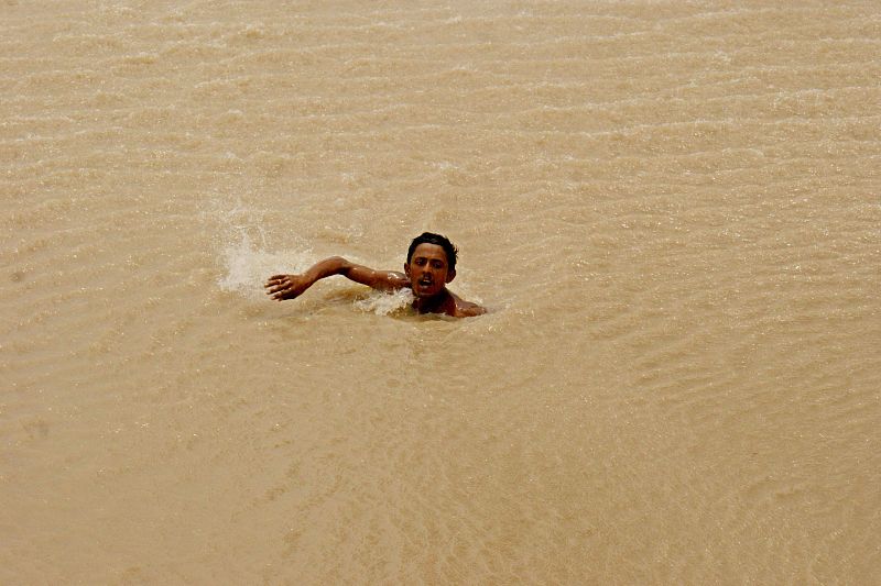 EJÉRCITO PAQUISTANÍ EVACÚA A VÍCTIMAS DE LAS INUNDACIONES
