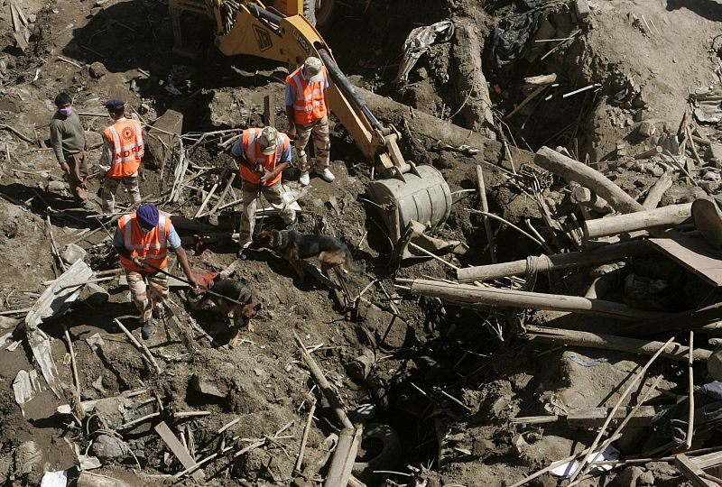 Los equipos de rescate se afanan en buscar posibles supervivientes en Leh (India)