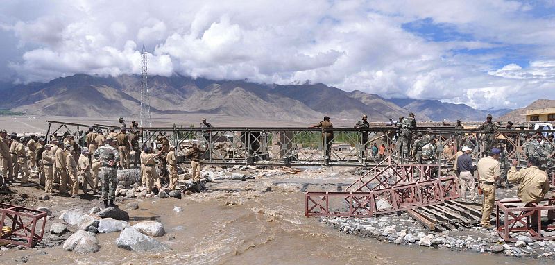 Soldados indios reconstruyen un puente