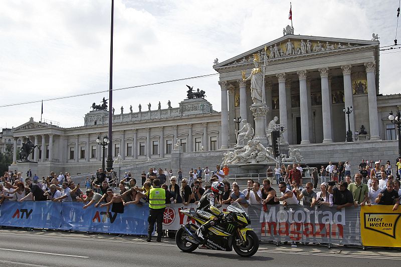 Muchos aficionados acompañaron a los pilotos por las calles de Viena.