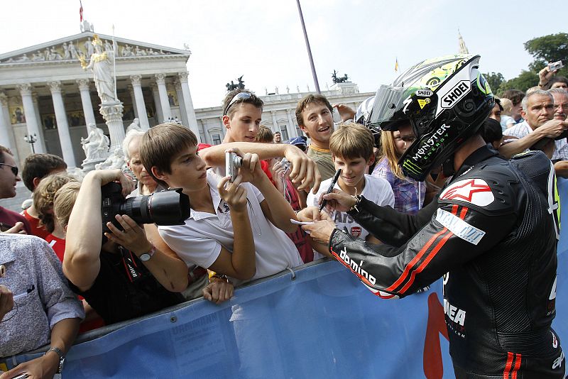 Toni Elías firmando autógrafos.